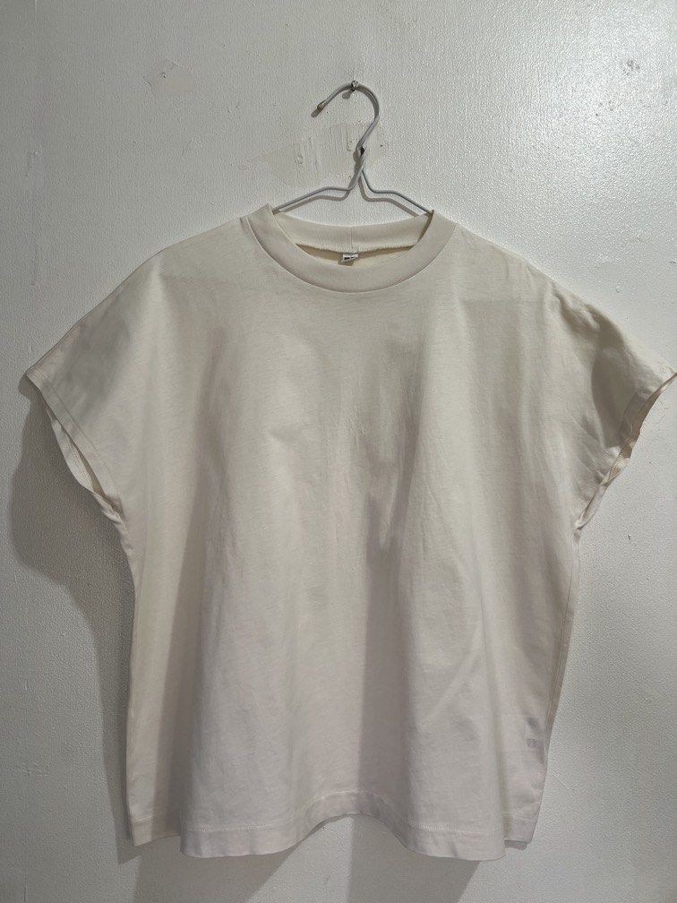 XL Uniqlo boxy type top (Category: Others Tops) located in Las Pinas. Submitted by gaeley (Listing ID 1470947809, Image 1). Description: b: 22" armpit to armpit l: 22".