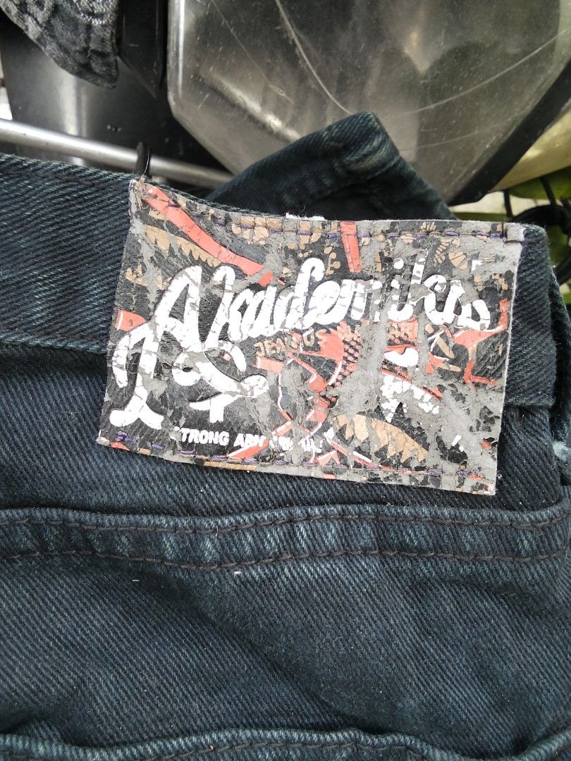 Y2k Akademiks jeans (Category: Activewear) located in Talisay. Submitted by thrift_ni_cj (Listing ID 1471053359, Image 3). Description: size 32.