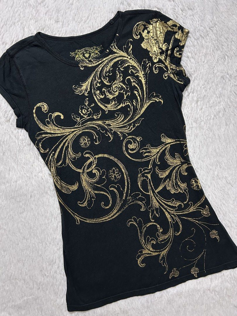 Y2k Ellemenno fitted top (Category: Others Tops) located in Quezon City. Submitted by herarchiveph (Listing ID 1470962623, Image 2). Description: Y2k Ellemenno fitted top Size M on tag Width: 31 inches Length: 25 inches Issue: crack prints, sign of use.
