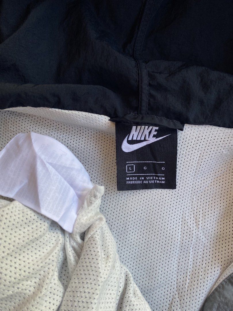 Y2k nike windbreaker jacket (Category: Coats, Jackets and Outerwear) located in Kalibo. Submitted by kurt_ismael (Listing ID 1470993965, Image 2). Description: Y2k nike windbreaker jacket Width: 27 Length: 28 Excellent condition Color rate: 9.8/10 Issue: small hole & minor loose ribbings only (kindly check last 2 pics) (Solid parin pang personal).