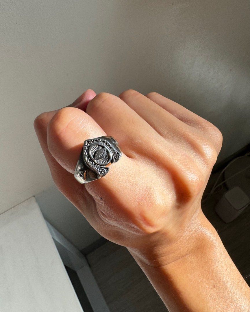 Y2K Gothic Retro Silver Ring (Category: Rings) located in Mandaluyong City. Submitted by rxstudio (Listing ID 1470966306, Image 2). Description: Y2K Gothic Retro Silver Ring • Stainless Steel • Silver • Non-Tarnish • Size: 11 (larger fit, suitable for the index finger and thumb) ₱550 + SF Pick-up/Meet-up: Mandaluyong, Highway Hills (recommended for safety and to avoid scams) Delivery: Available via Lalamove (shipping fee to be shouldered by the b