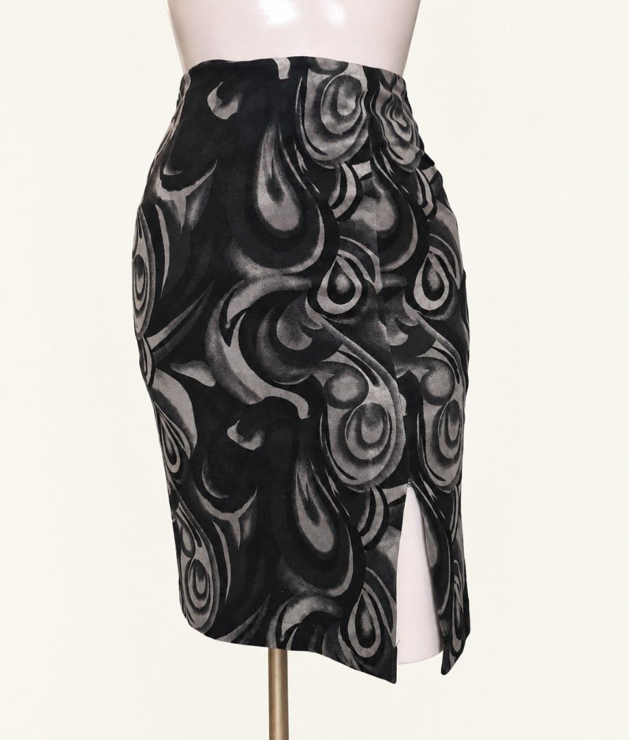 Y2k velvet skirt (Category: Skirts) located in Angeles City. Submitted by milovewardrobe (Listing ID 1471022556, Image 1). Description: S26-27 waist 23 length May tape marked sa loob sa inner lining.