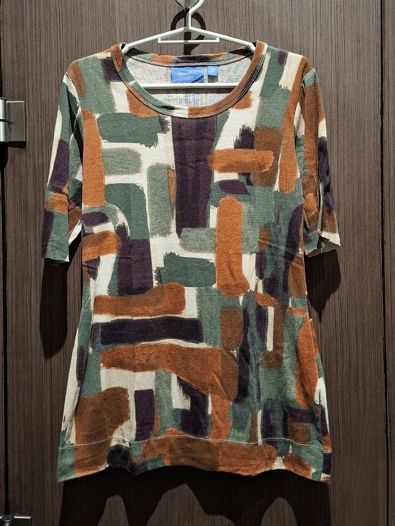 Y2K Vera Wang Abstract Paint Brush Strokes Top (Guaranteed Authentic) (Category: Blouses) located in Pasig City. Submitted by coveted.mnl (Listing ID 1471019743, Image 2). Description: Guaranteed Authentic📌 In Pristine Condition🤍 Best fit to: Small - Medium Width : 16 Length : 26 (MEASURED BY INCHES) 9.5/10 overall condition No issues or flaws in fabric • P400 Slightly negotiable • Pasig City meet up • Open for COD Via Lalamove or Grab • J&T co
