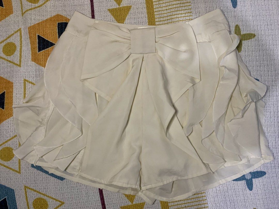 y2k bow white shorts (Category: Shorts) located in Muntinlupa City. Submitted by .jieunbean (Listing ID 1470964459, Image 1). Description: size: 25 waistline (xs-s) good condition never used. impulse buy no photo when worn 🙇‍♀️ rfs: declutter dm for inquiries.
