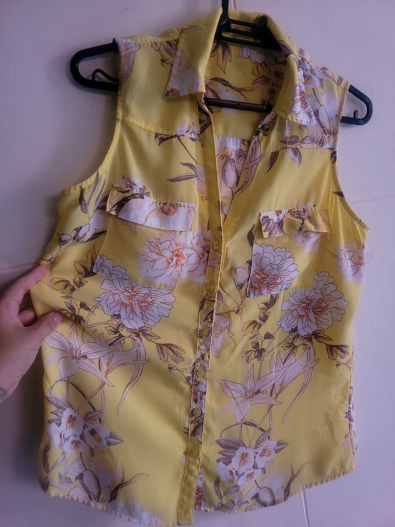 Yellow Floral Sleeveless (Category: Blouses) located in Los Banos. Submitted by lopecruz (Listing ID 1470962059, Image 2). Description: 21"armpit laid flat 25"length condition: like new, no flaws M-L.