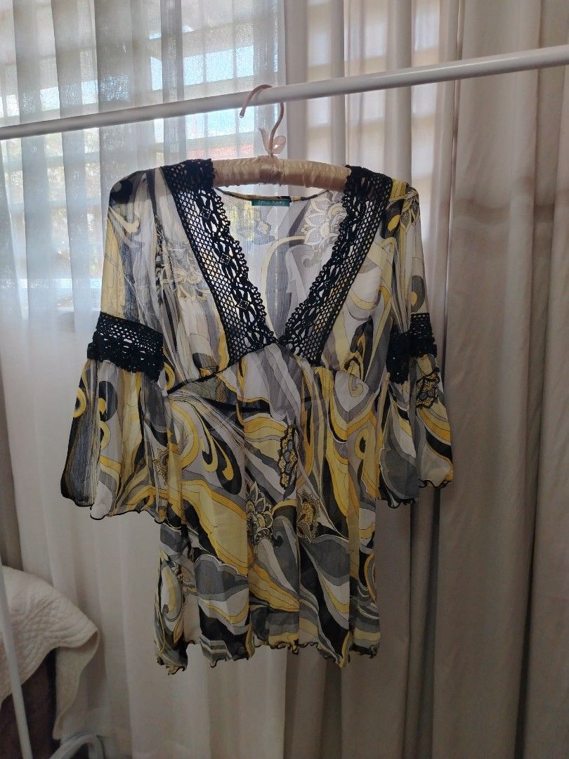 Yellow paisley-pattern bell sleeves whimsy top (Category: Longsleeves) located in Panabo. Submitted by _elfiethreads (Listing ID 1471059734, Image 1). Description: Small-medium No flaws.