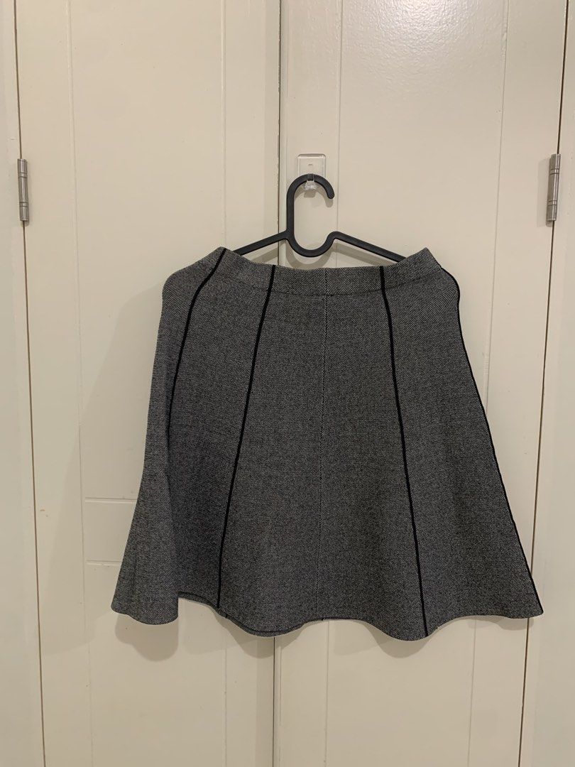 Zara Basic Collection Black and White Patterned Skirt Size S (Category: Skirts) located in Pasig City. Submitted by lovedbyri (Listing ID 1470961467, Image 3). Description: - Brand: Zara Basic Collection - Size: S - Design: Black and white pattern with stylish black piping along panel seams - Fabric: Thick textured knit, ideal for cooler weather - Fit: Structured A-line flared shape - Condition: Clean interior lining with original brand tag intac