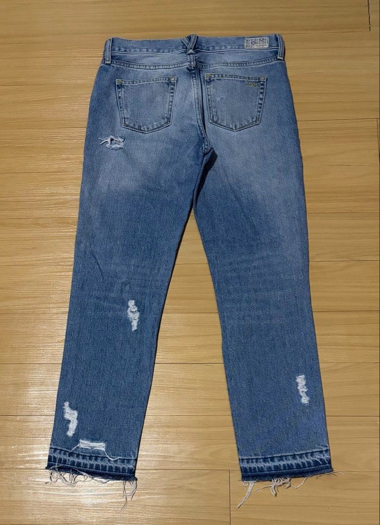 Zara Basic Light Denim Women Jeans Size 30 (Category: Jeans) located in Quezon City. Submitted by garagesale2026 (Listing ID 1471011884, Image 2). Description: - Used a few times - In very good condition - Length: 35"; Inseam: 27" - Distressed design; Straight-leg cut; Raw hem.