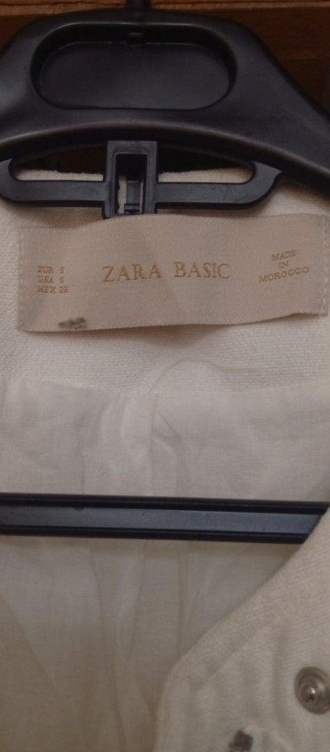 Zara Basic White Biker Jacket Size S (Category: Coats, Jackets and Outerwear) located in Manila. Submitted by charlottej01596 (Listing ID 1470946554, Image 2). Description: - Brand: Zara Basic - Size: S (EUR S, USA S, MEX 26) - Details: Silver-tone zippers, snap buttons on shoulders and collar, two front zipped pockets - Origin: Made in Morocco - Condition: Clean finish, great for everyday wear.