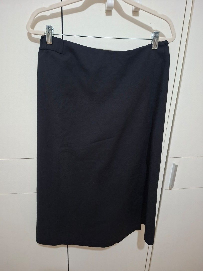 Zara black cullotes pants (Category: Other Bottoms) located in Paranaque City. Submitted by potatoiceblended (Listing ID 1471064440, Image 1). Description: w 32 to 40 in l 29.5 in.