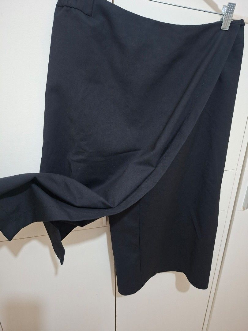 Zara black cullotes pants (Category: Other Bottoms) located in Paranaque City. Submitted by potatoiceblended (Listing ID 1471064440, Image 2). Description: w 32 to 40 in l 29.5 in.