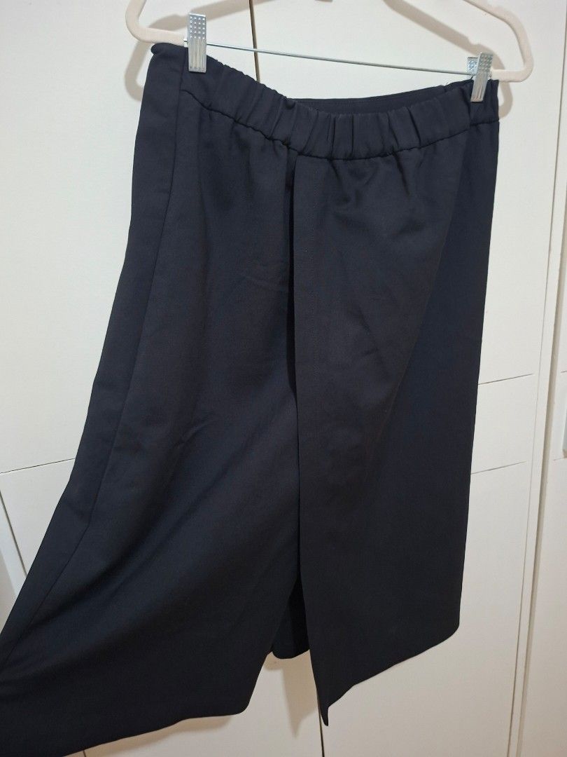 Zara black cullotes pants (Category: Other Bottoms) located in Paranaque City. Submitted by potatoiceblended (Listing ID 1471064440, Image 3). Description: w 32 to 40 in l 29.5 in.