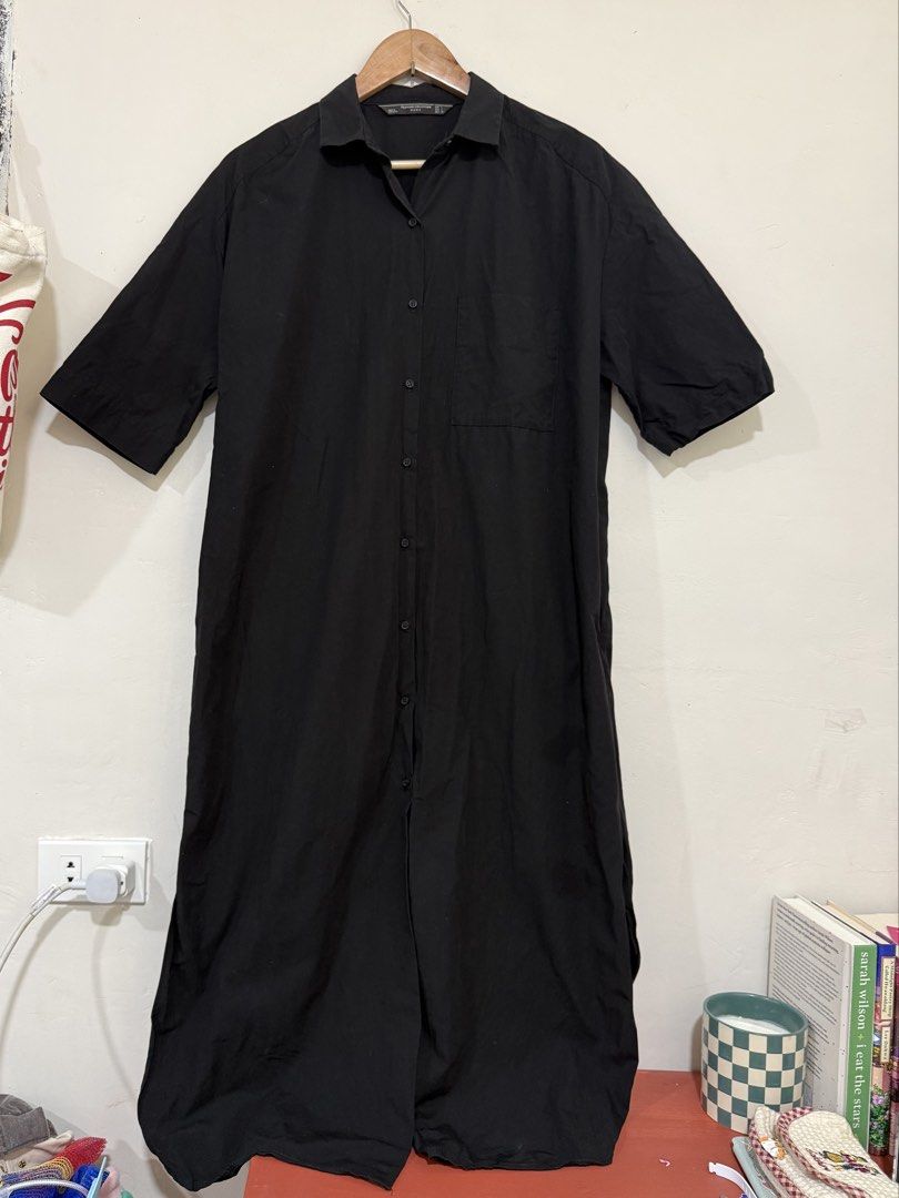 Zara Black Long Dress (Category: Dresses) located in Manila. Submitted by morningthrifters (Listing ID 1470945798, Image 2). Description: 📝 This item is an oversized black short-sleeve shirt dress from the Zara Women’s Collection. It features a relaxed silhouette, classic point collar, full button-down front, and a single patch pocket on the chest. 📍Pateros Metro Manila 🚚 Jnt / Lalamove / Pickup 📐 Size Large on tag 💗 Second time buyers has a
