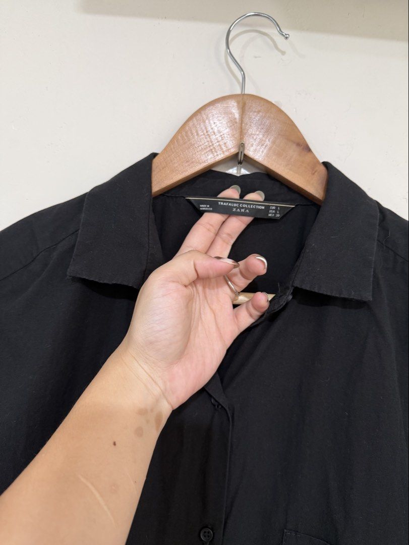 Zara Black Long Dress (Category: Dresses) located in Manila. Submitted by morningthrifters (Listing ID 1470945798, Image 3). Description: 📝 This item is an oversized black short-sleeve shirt dress from the Zara Women’s Collection. It features a relaxed silhouette, classic point collar, full button-down front, and a single patch pocket on the chest. 📍Pateros Metro Manila 🚚 Jnt / Lalamove / Pickup 📐 Size Large on tag 💗 Second time buyers has a
