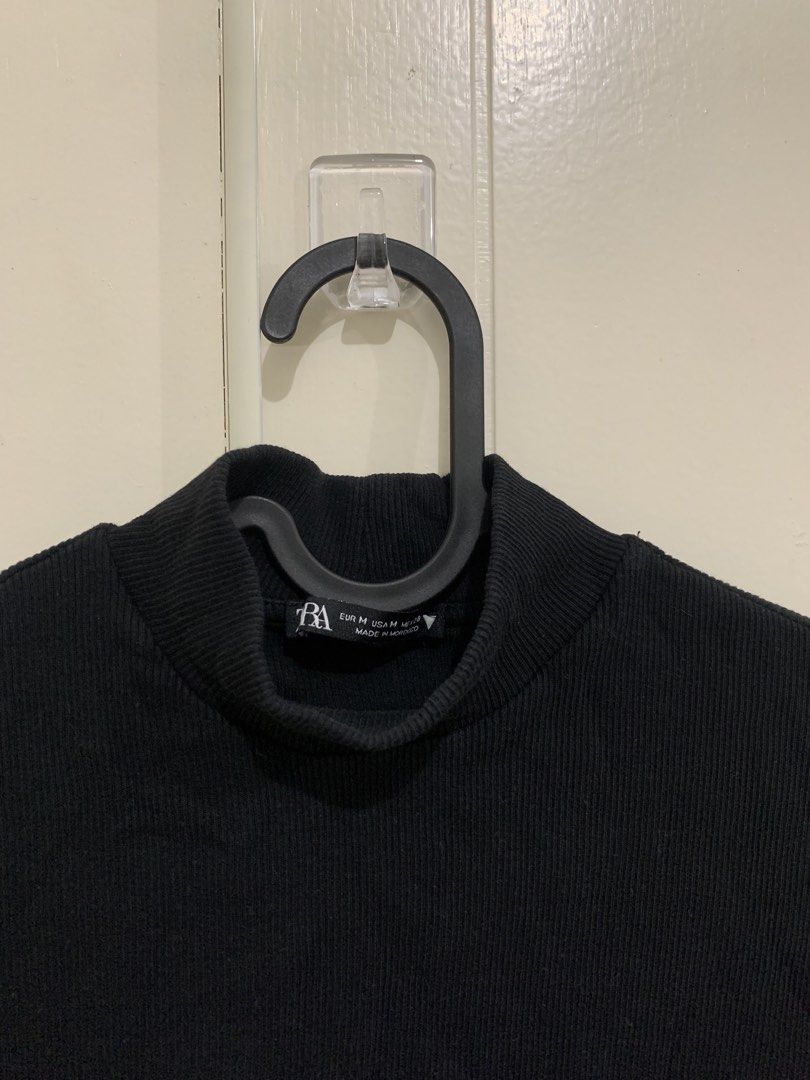 ZARA Black Mock Neck Ribbed Knit Top (Category: Sleeveless) located in Pasig City. Submitted by lovedbyri (Listing ID 1471018270, Image 2). Description: - Brand: Zara - Style: Ribbed knit top with mock neck and half sleeves - Size: M - Fit: Form-fitting, great for layering or standalone wear - Condition: Clean, excellent stretch, and rich color depth.