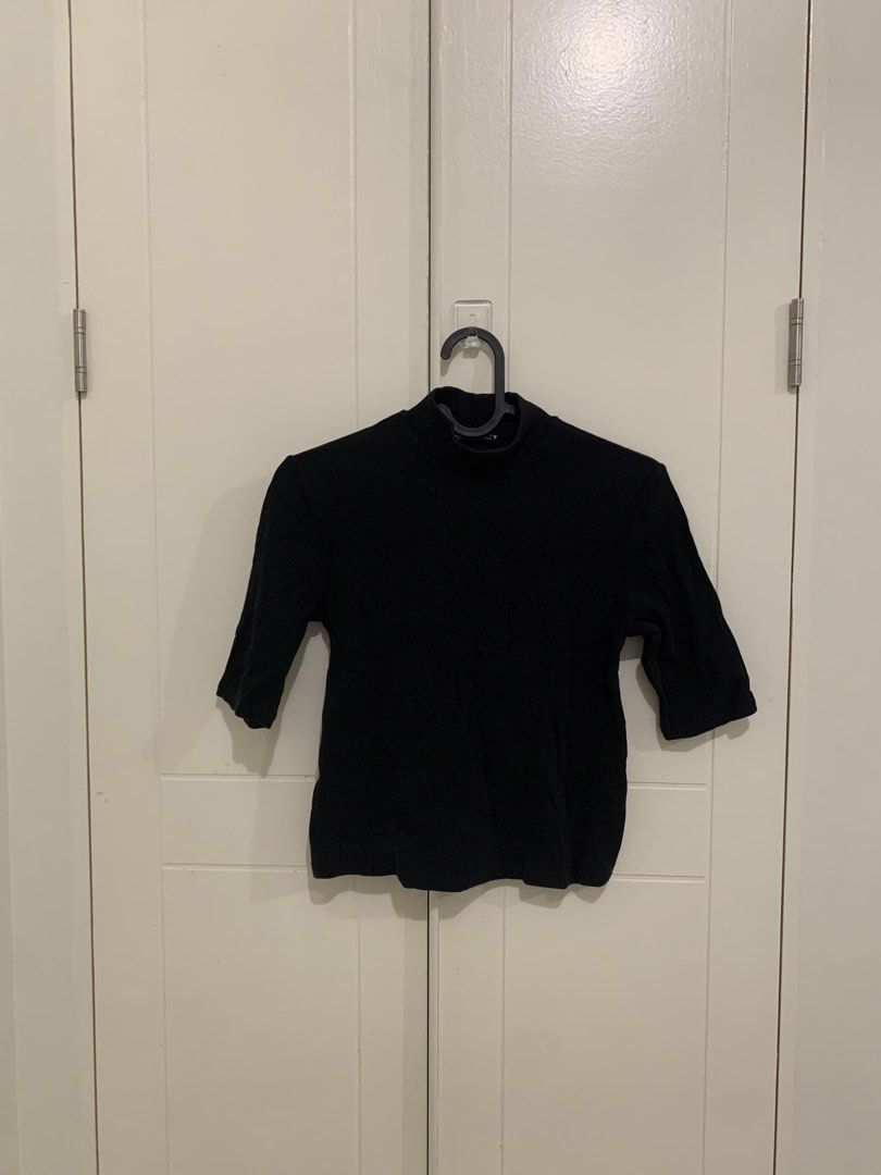 ZARA Black Mock Neck Ribbed Knit Top (Category: Sleeveless) located in Pasig City. Submitted by lovedbyri (Listing ID 1471018270, Image 1). Description: - Brand: Zara - Style: Ribbed knit top with mock neck and half sleeves - Size: M - Fit: Form-fitting, great for layering or standalone wear - Condition: Clean, excellent stretch, and rich color depth.