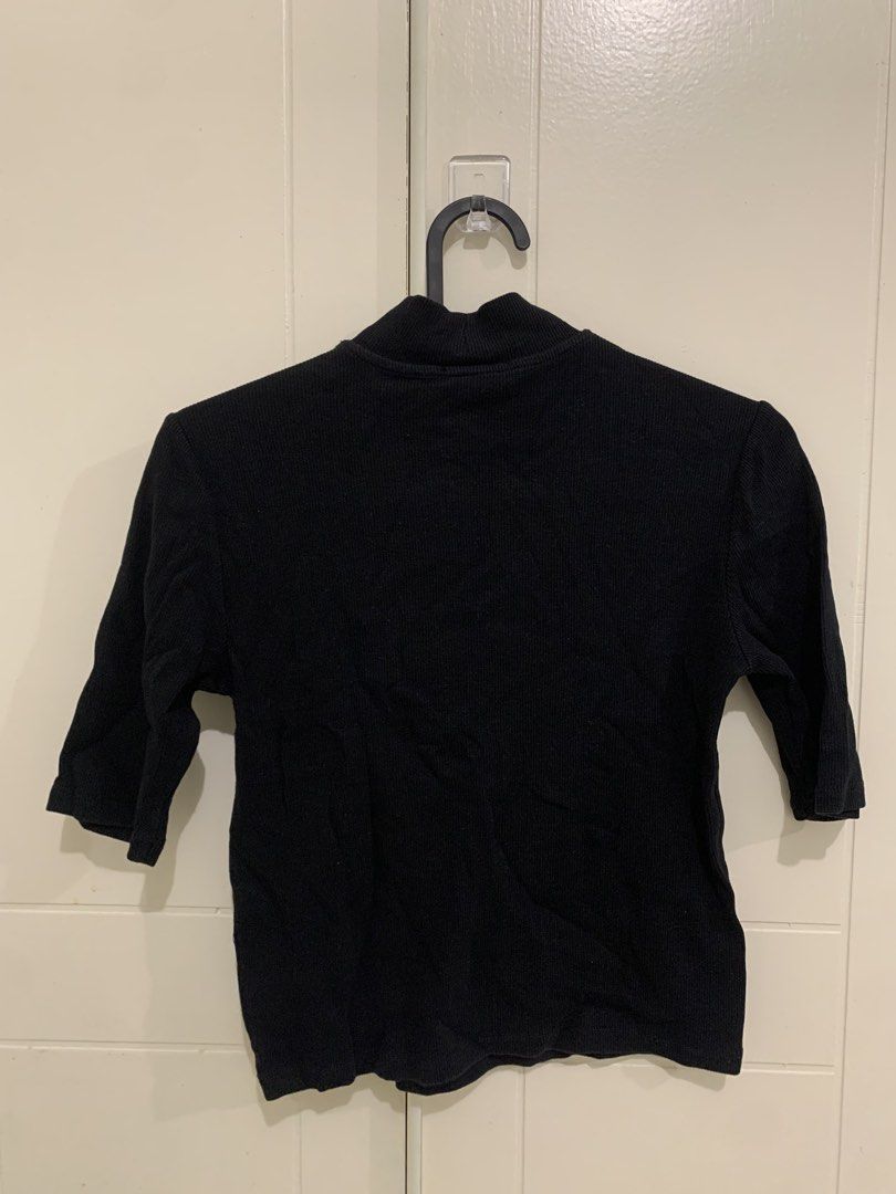 ZARA Black Mock Neck Ribbed Knit Top (Category: Sleeveless) located in Pasig City. Submitted by lovedbyri (Listing ID 1471018270, Image 3). Description: - Brand: Zara - Style: Ribbed knit top with mock neck and half sleeves - Size: M - Fit: Form-fitting, great for layering or standalone wear - Condition: Clean, excellent stretch, and rich color depth.
