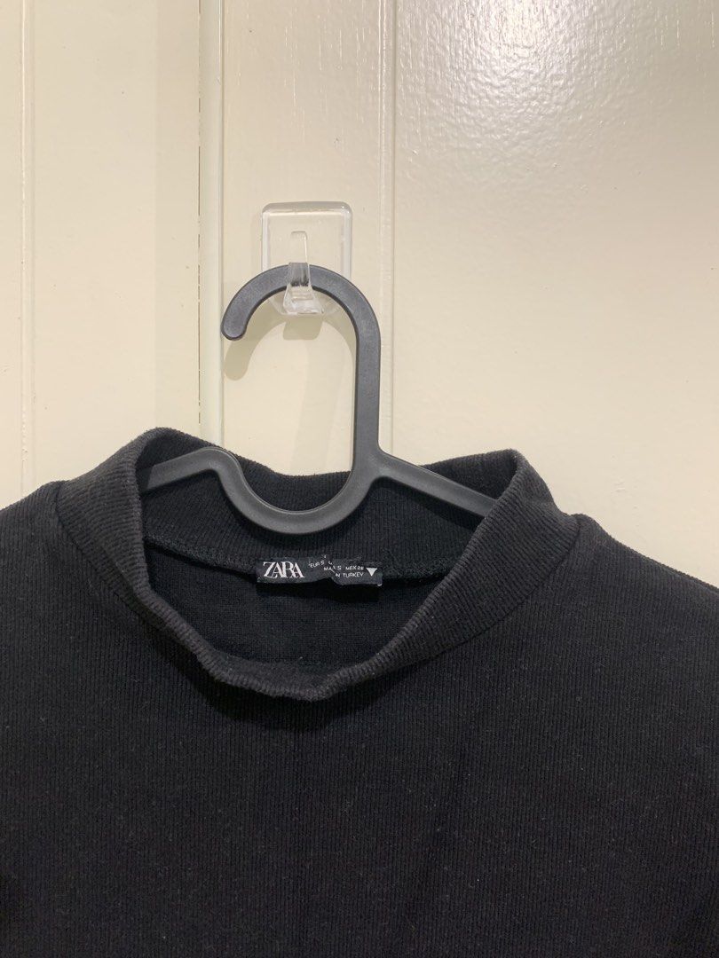 Zara Black Ribbed Mock Neck Crop Top S (Category: Sleeveless) located in Pasig City. Submitted by lovedbyri (Listing ID 1471004539, Image 2). Description: - Brand: Zara - Size: S - Color: Black - Style: High mock neck, cropped fit, short sleeves - Material: Stretchy, super comfortable ribbed fabric - Condition: Great versatile basic, perfect for pairing with high-waisted jeans or skirts.
