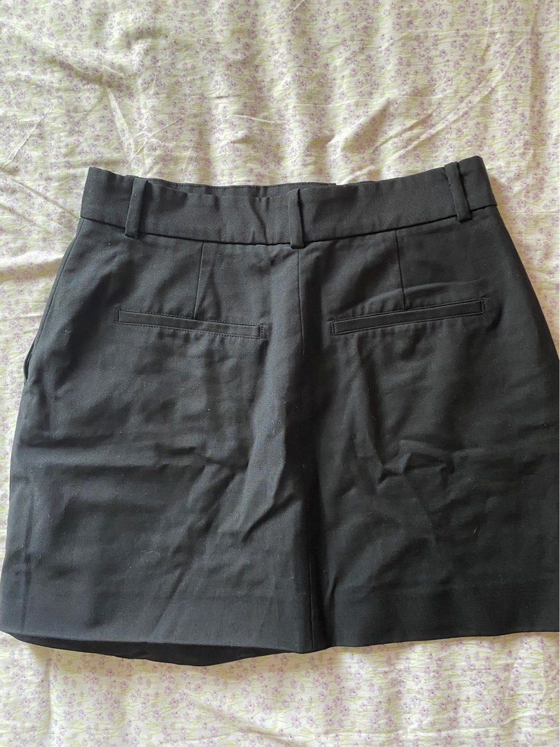 Zara Black Tailored Mini Skirt Size S (Category: Skirts) located in Quezon City. Submitted by damclothings.ph (Listing ID 1470951608, Image 2). Description: - Brand: Zara - Size: S (EUR/USA S) - Color: Solid black - Design: Classic tailored mini skirt with clean lines and belt loops - Versatility: Easy to dress up for the office or keep casual for weekends.
