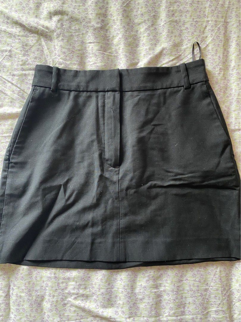 Zara Black Tailored Mini Skirt Size S (Category: Skirts) located in Quezon City. Submitted by damclothings.ph (Listing ID 1470951608, Image 1). Description: - Brand: Zara - Size: S (EUR/USA S) - Color: Solid black - Design: Classic tailored mini skirt with clean lines and belt loops - Versatility: Easy to dress up for the office or keep casual for weekends.