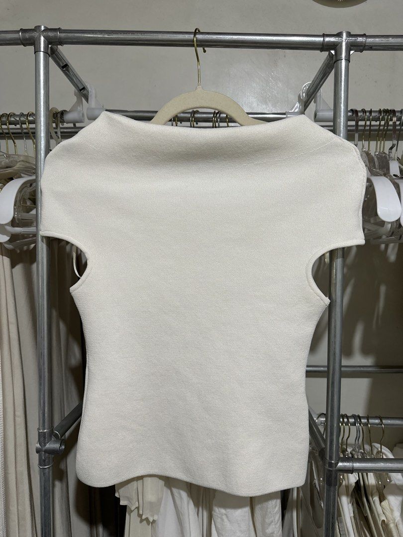 Zara Boat Neck Knit Top (Category: Blouses) located in Davao. Submitted by krau_ (Listing ID 1470992980, Image 3). Description: Used only once! Got this at 1,995!! Made of thick knitted material. Really posh and dressy! XS on tag.