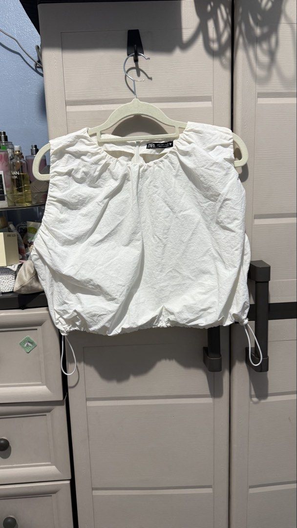 Zara Bubble Crop Top (Category: Longsleeves) located in Quezon City. Submitted by dinesaur (Listing ID 1471079441, Image 1). Description: .