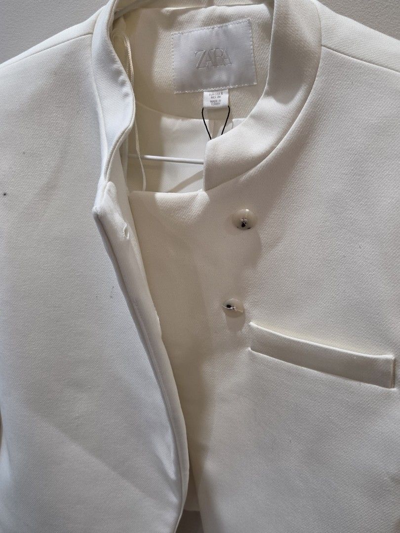 Zara Cropped White Blazer (Category: Coats, Jackets and Outerwear) located in Manila. Submitted by macy_clee (Listing ID 1471043605, Image 3). Description: - Color: White - Style: Cropped blazer with structured shoulders and long sleeves - .