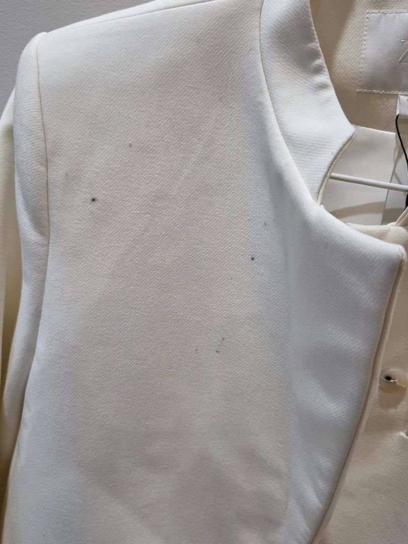Zara Cropped White Blazer (Category: Coats, Jackets and Outerwear) located in Manila. Submitted by macy_clee (Listing ID 1471043605, Image 2). Description: - Color: White - Style: Cropped blazer with structured shoulders and long sleeves - .