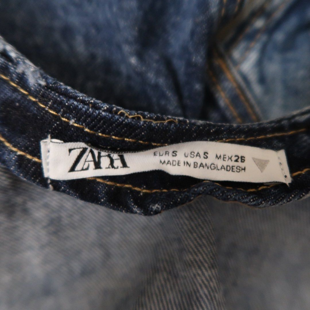 ZARA Denim Halter Top Size S (Category: Sleeveless) located in Manila. Submitted by mairalyng21434 (Listing ID 1471037635, Image 2). Description: - Brand: ZARA - Size: S - Material: Denim (Made in Bangladesh) - Design: Unique two-tone wash (one dark side, one light side) with an asymmetrical hem - Details: Halter neck strap and front chest pocket with button closure - Condition: Great statement piece for casual outings.