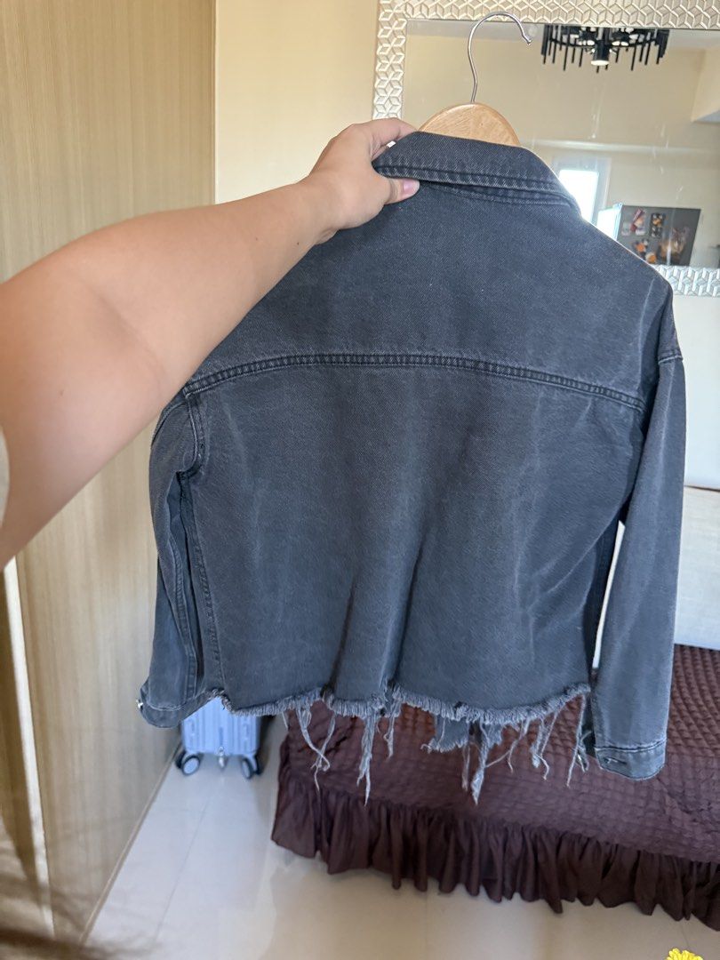 Zara Denim Jacket (Category: Coats, Jackets and Outerwear) located in Manila. Submitted by kluvs2declutter (Listing ID 1471017817, Image 2). Description: Zara Denim Jacket in Black — rfs: declutter — no issues — XS-M (better siya for xs-s, could still do m since im medium).