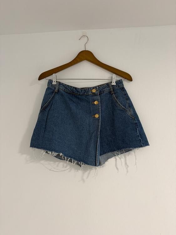Zara Denim Skort Size Medium (Category: Skirts) located in Quezon City. Submitted by cabs. (Listing ID 1471087434, Image 3). Description: High-waist skort with a crossover front. Front pockets and rear patch pockets. Seamless hem. Front fastening with hidden zip and buttons. Size Medium on tag.