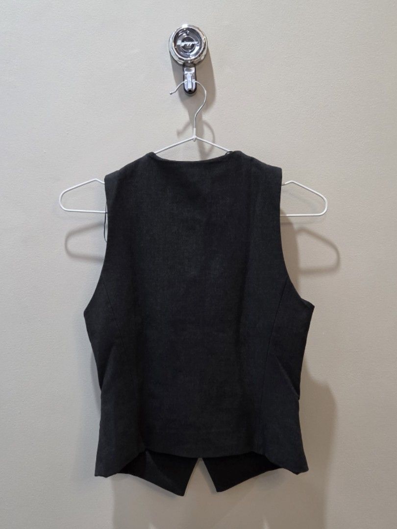 Zara Gray Vest Top (Category: Others Tops) located in Manila. Submitted by macy_clee (Listing ID 1471043588, Image 2). Description: .