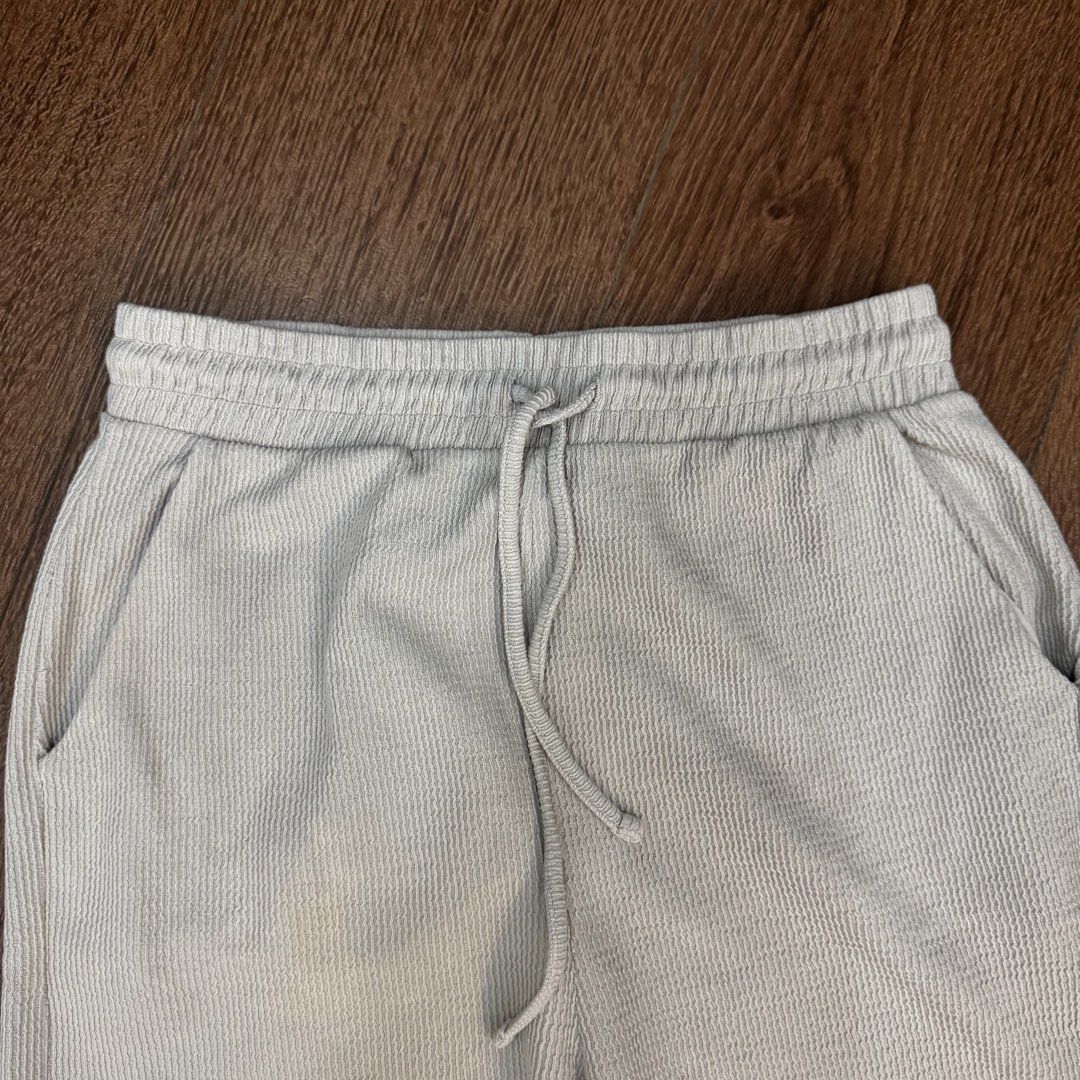 Zara grey baggy fit sweatpants (Category: Joggers) located in Manila. Submitted by juddscloset (Listing ID 1470975378, Image 2). Description: 41 inches length personally owned and no issues.