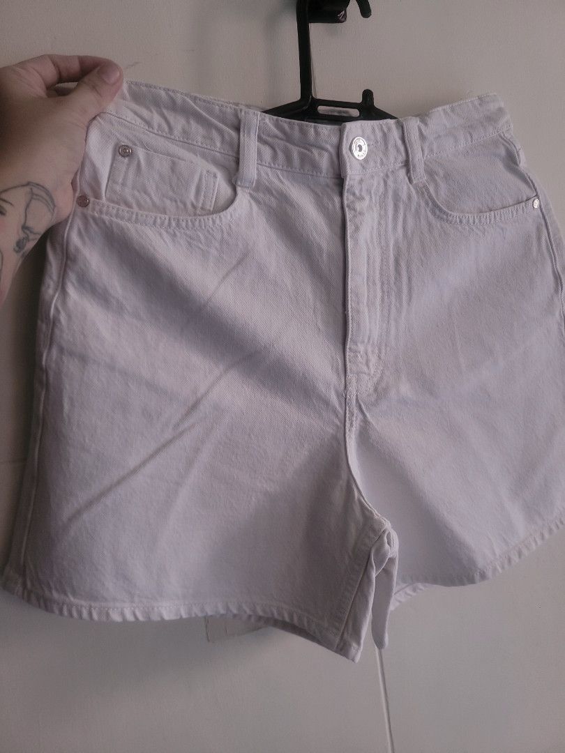 Zara High Waist Shorts (Category: Shorts) located in Los Banos. Submitted by lopecruz (Listing ID 1470969627, Image 2). Description: 28"waist 15"length condition: like new, no flaws Medium.