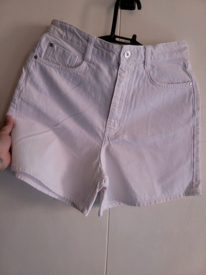Zara High Waist Shorts (Category: Shorts) located in Los Banos. Submitted by lopecruz (Listing ID 1470969627, Image 3). Description: 28"waist 15"length condition: like new, no flaws Medium.