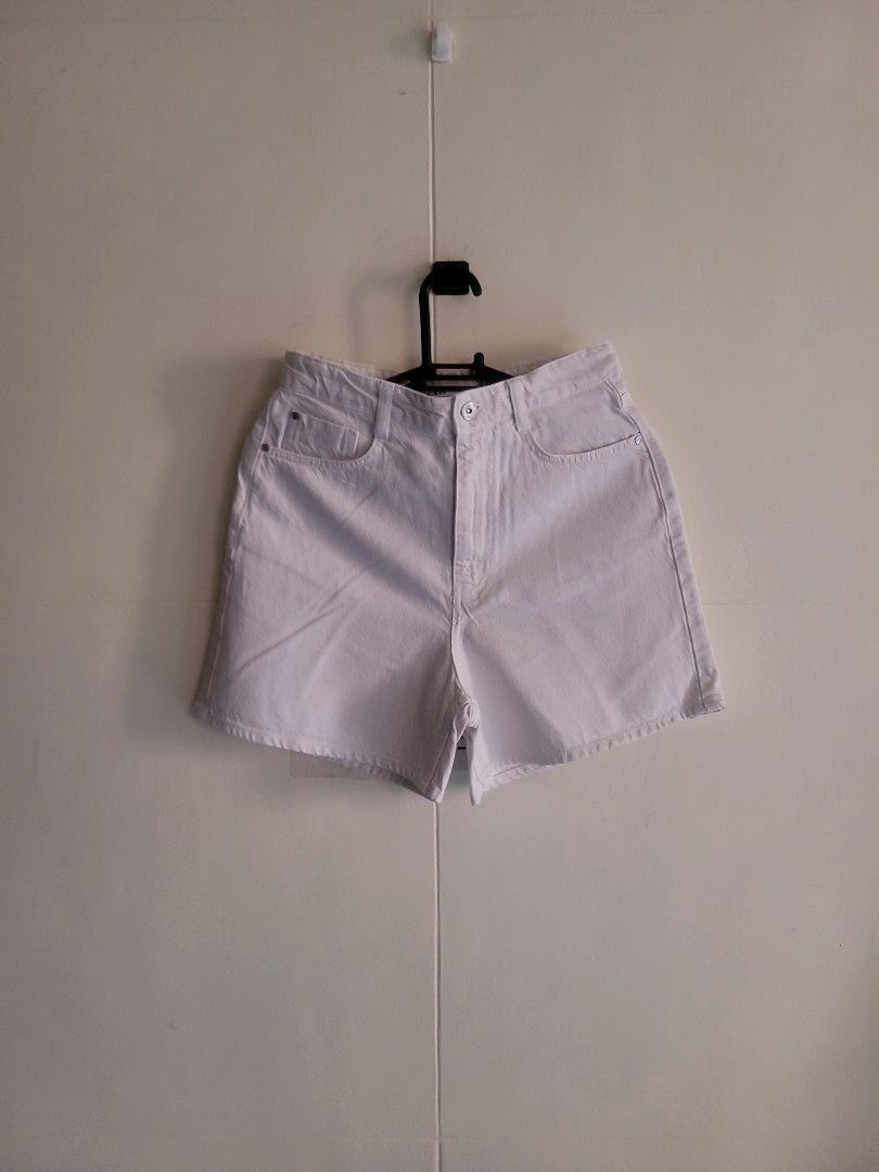 Zara High Waist Shorts (Category: Shorts) located in Los Banos. Submitted by lopecruz (Listing ID 1470969627, Image 1). Description: 28"waist 15"length condition: like new, no flaws Medium.