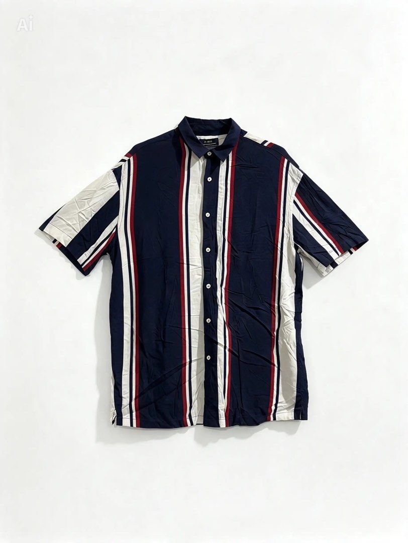 ZARA MAN (Category: Tshirts & Polo Shirts ) located in Davao. Submitted by sart0ria85 (Listing ID 1471083520, Image 1). Description: Zara short sleeve shirt in a relaxed fit. Navy blue base with bold vertical stripes in white and red. Open collar design and front button closure. Made from 100% VISCOSE. MADE IN MOROCCO 🇲🇦 SMALL. Size for men. VERY GOOD CONDITION (88/100).