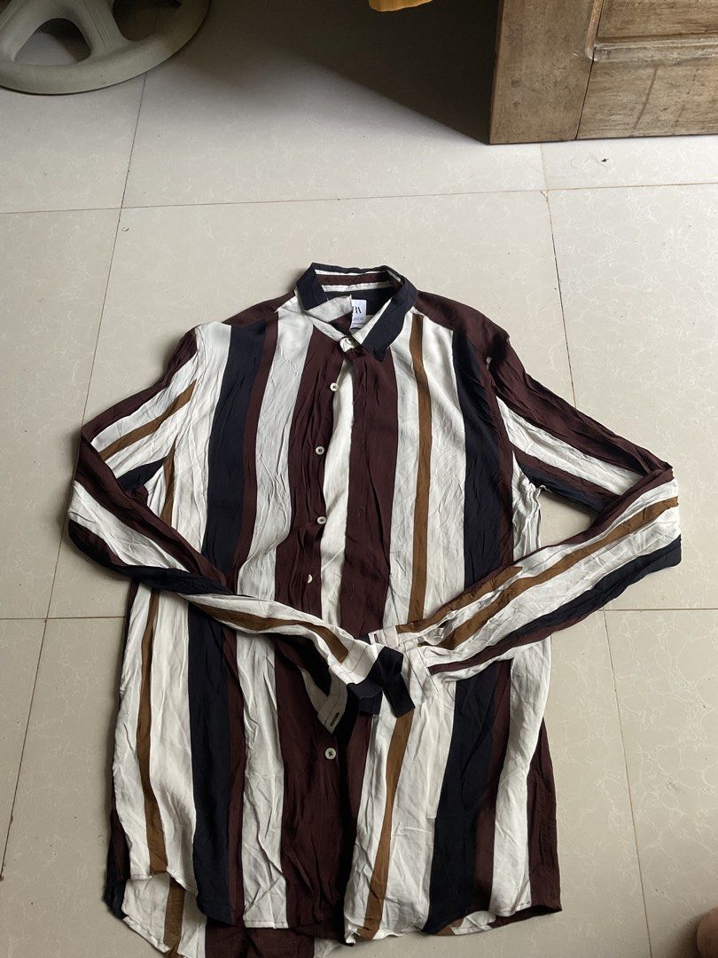 ZARA Men’s Vertical Striped Long-Sleeve Button-Down Shirt (Category: Tshirts & Polo Shirts ) located in Cabanatuan. Submitted by dindin_7 (Listing ID 1471065109, Image 2). Description: ZARA Men’s Vertical Striped Long-Sleeve Button-Down Shirt Brand: Zara Fit: Relaxed Fit (Comfortable and stylish) Design: Multi-color vertical stripes (Black, White, Brown, Maroon) Condition: Excellent / Pre-loved (Smooth fabric, ready to wear).