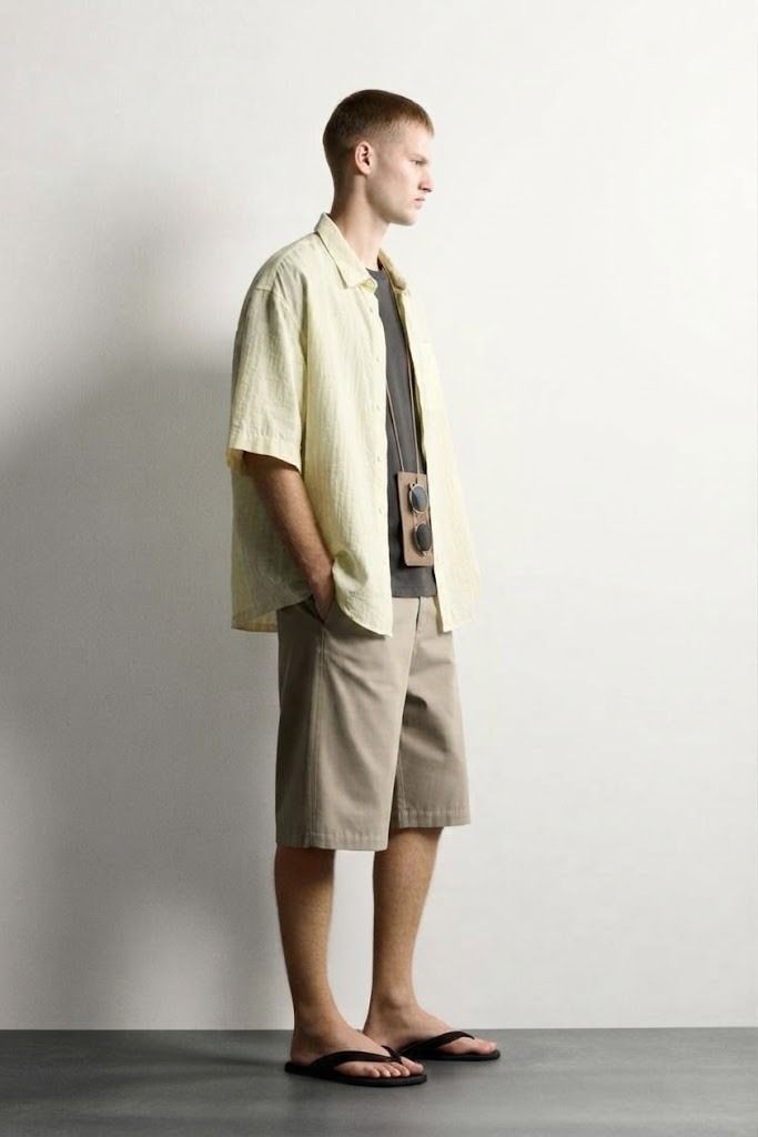 Zara Oversized SS Shirt L/XL (Category: Tshirts & Polo Shirts ) located in Antipolo. Submitted by bentakahitanoano (Listing ID 1471070038, Image 3). Description: Still in good condition Size M fits L/XL Oversized 100% polyamide - lightweight material Pit to pit 26 Length 29.