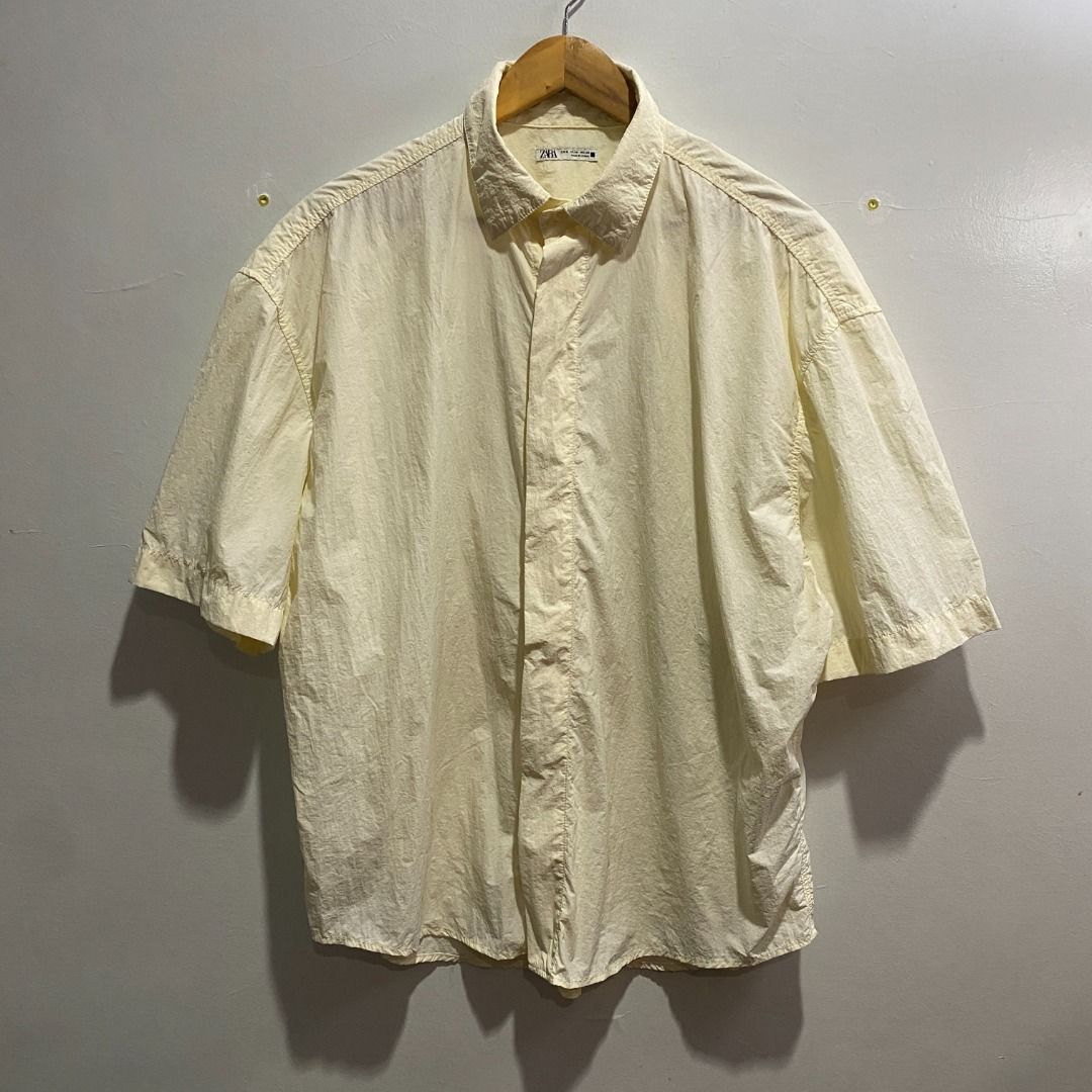 Zara Oversized SS Shirt L/XL (Category: Tshirts & Polo Shirts ) located in Antipolo. Submitted by bentakahitanoano (Listing ID 1471070038, Image 2). Description: Still in good condition Size M fits L/XL Oversized 100% polyamide - lightweight material Pit to pit 26 Length 29.