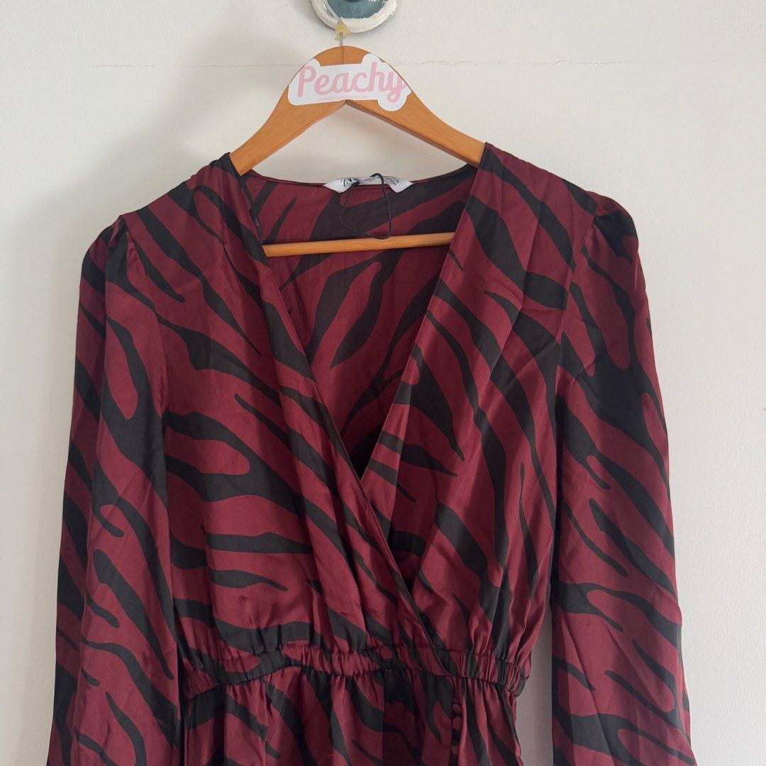 Zara red dress (Category: Dresses) located in Manila. Submitted by apparella.ph (Listing ID 1470933831, Image 2). Description: Super pretty 10/10 condition Burgundy color Bust:42 Waist:25-36( super garterized ) Length.36 42-36(super garterized).