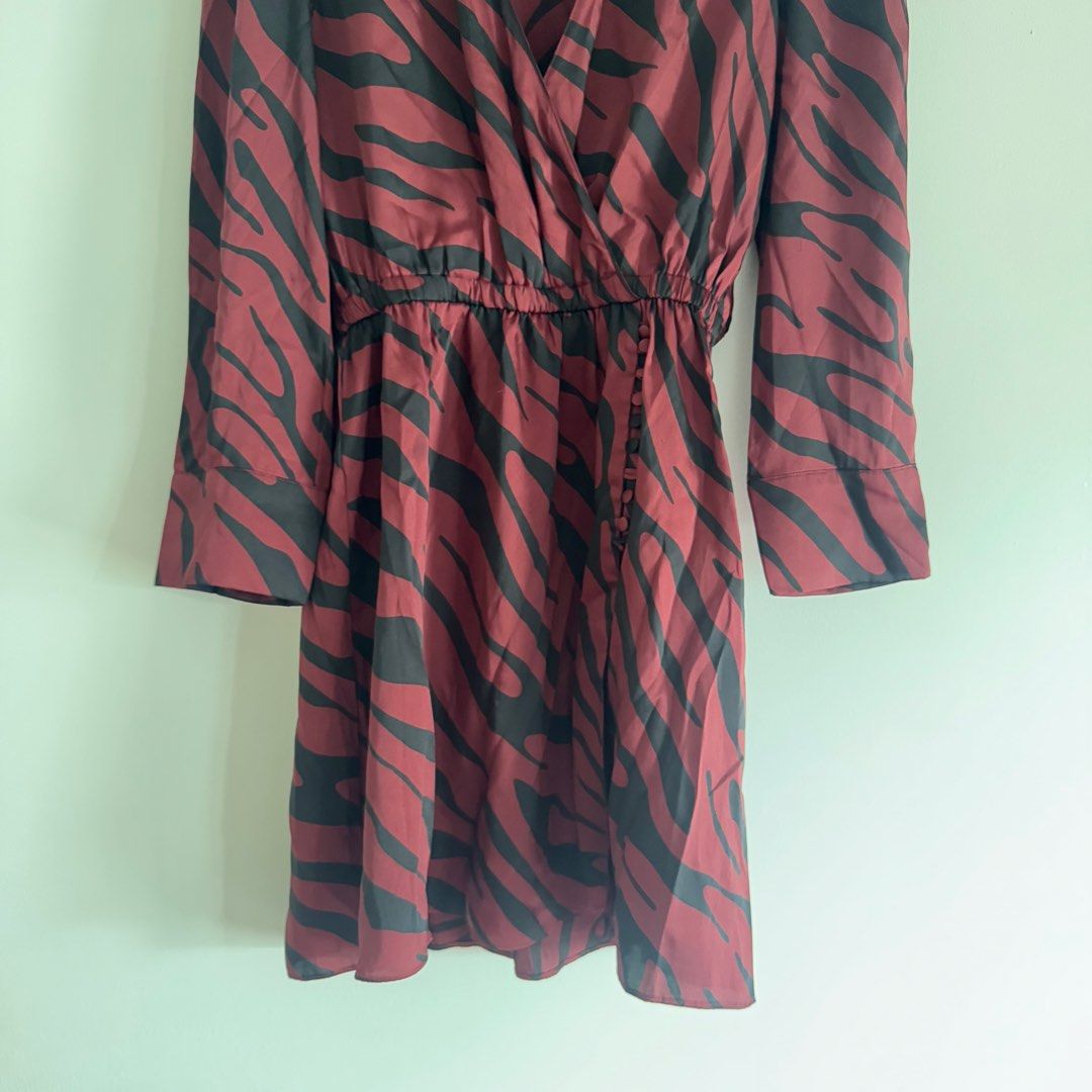 Zara red dress (Category: Dresses) located in Manila. Submitted by apparella.ph (Listing ID 1470933831, Image 3). Description: Super pretty 10/10 condition Burgundy color Bust:42 Waist:25-36( super garterized ) Length.36 42-36(super garterized).