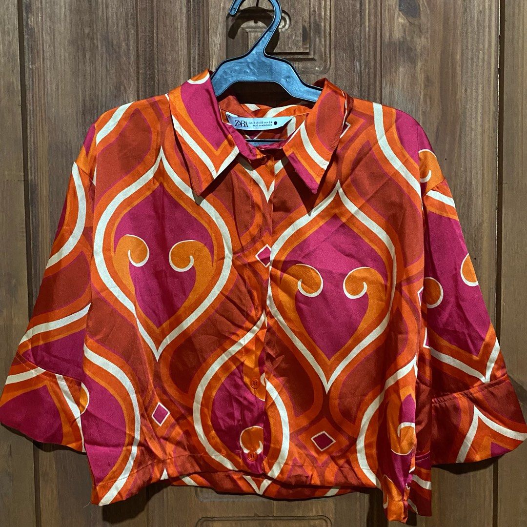 Zara Retro Pattern Copped Short Sleeve Button Up Blouse (Category: Blouses) located in Cauayan City . Submitted by edumpz (Listing ID 1471053030, Image 1). Description: - button-up shirt with retro pattern in vibrant orange, pink, and cream - collared neck, short sleeves, smooth fabric, front button closure - xs on tag but can fit small to medium - worn twice only MOP: Gcash MOD: j&t express SF shouldered by buyer 🌟 christmas .