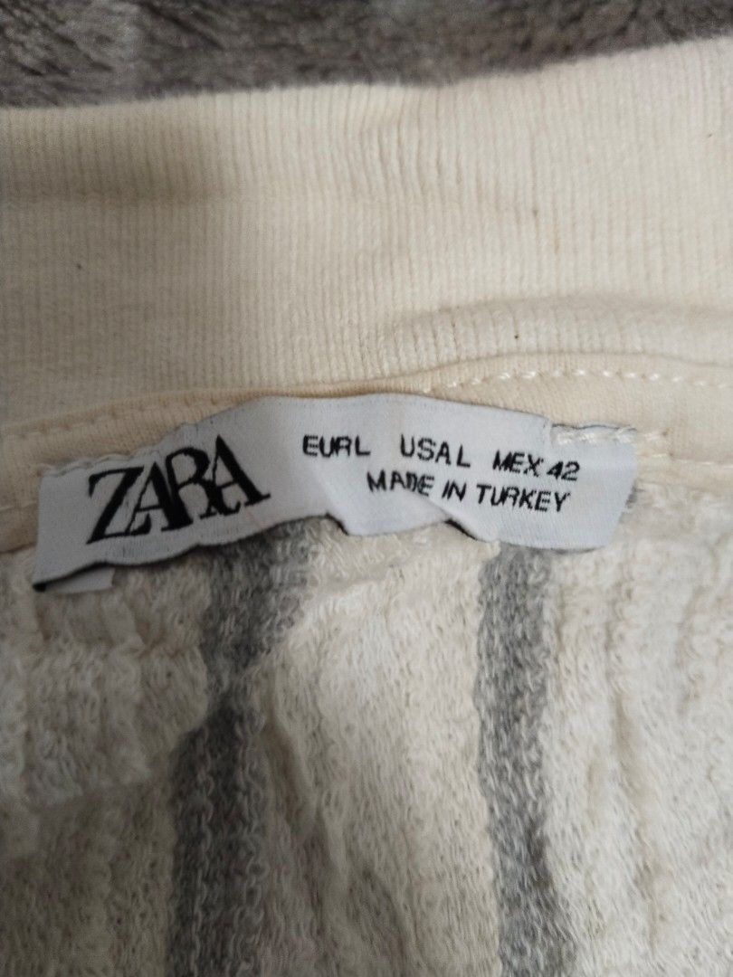 Zara Textured Striped Polo — Size L (Category: Tshirts & Polo Shirts ) located in Mabalacat. Submitted by al_amin_thrift (Listing ID 1471065296, Image 2). Description: Zara Textured Striped Polo — Size L 25*21 ✔️ Authentic Zara ✔️ Cream/off-white base with soft grey vertical stripes ✔️ Unique textured fabric — lightweight & breathable ✔️ Open collar design ✔️ Made in Turkey ✔️ Good pre-loved condition ✔️ ⚠️ Note: Item may appear brighter in photo