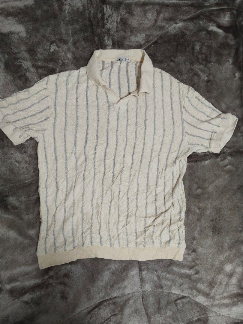 Zara Textured Striped Polo — Size L (Category: Tshirts & Polo Shirts ) located in Mabalacat. Submitted by al_amin_thrift (Listing ID 1471065296, Image 1). Description: Zara Textured Striped Polo — Size L 25*21 ✔️ Authentic Zara ✔️ Cream/off-white base with soft grey vertical stripes ✔️ Unique textured fabric — lightweight & breathable ✔️ Open collar design ✔️ Made in Turkey ✔️ Good pre-loved condition ✔️ ⚠️ Note: Item may appear brighter in photo