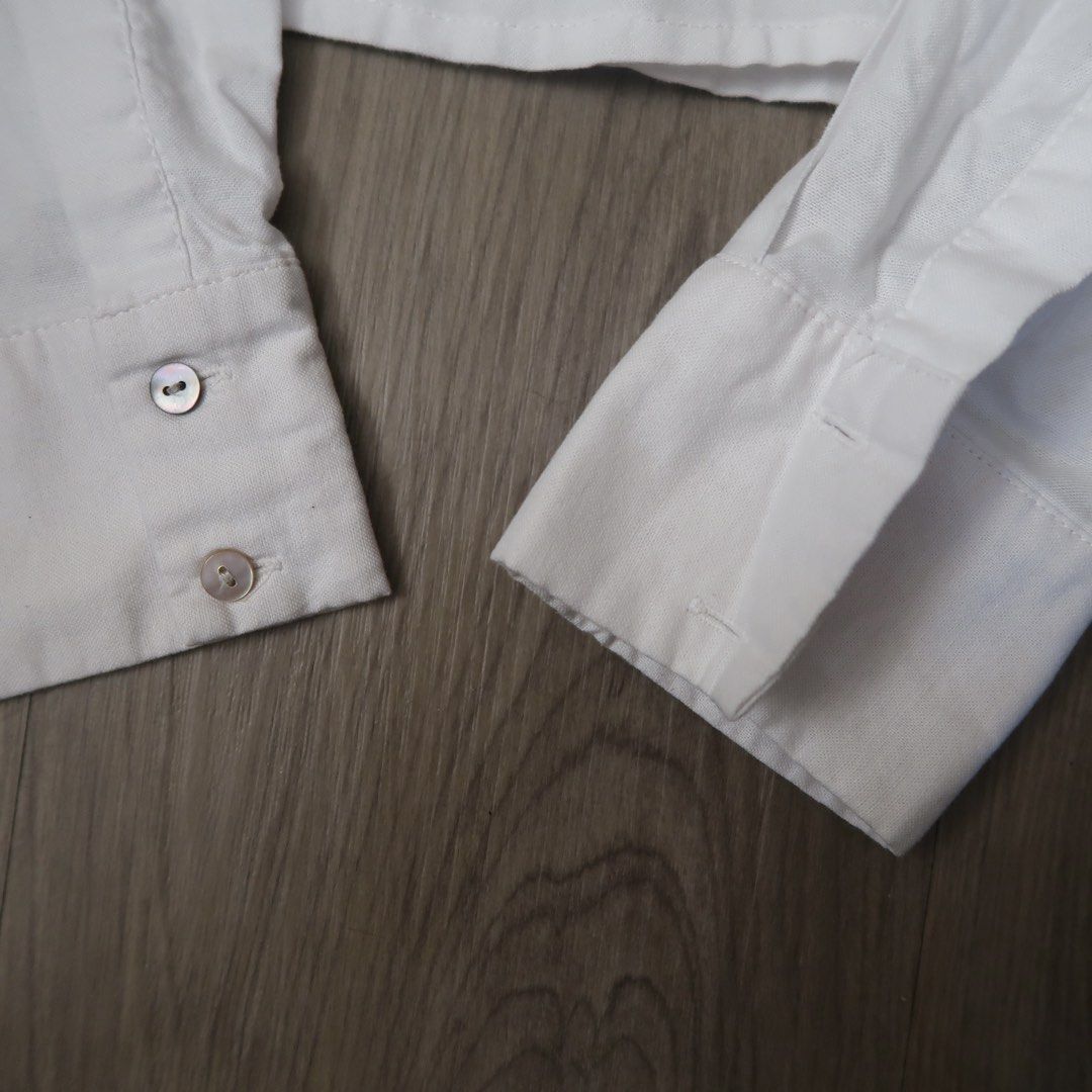 Zara White Cropped Shirt Size S (Category: Shirts) located in Manila. Submitted by mixi_lexi (Listing ID 1471034948, Image 3). Description: - Brand: Zara - Style: Cropped button-down shirt with long sleeves and button cuffs - Size: Small (EUR, USA, MEX tags) - Material: Lightweight cotton - Details: Two front flap pockets, made in Morocco - Condition: Clean, excellent everyday basic piece for layering or solo wear.