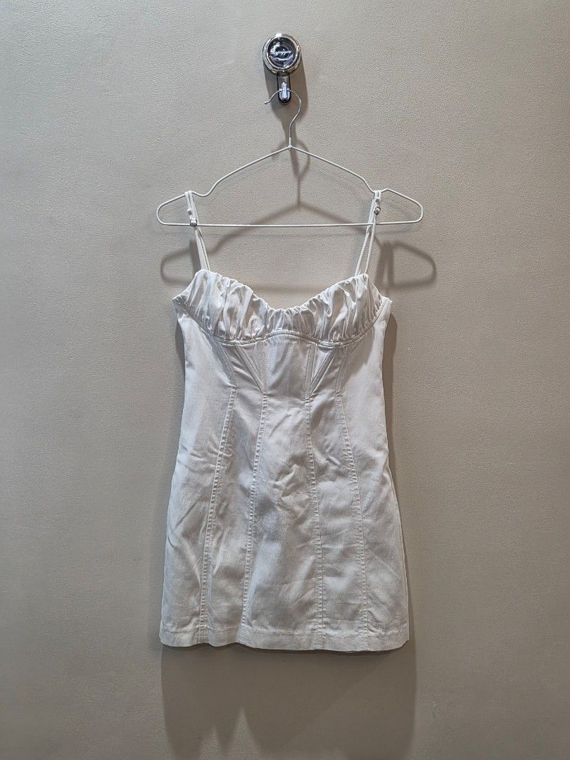 Zara White Dress (Category: Sleeveless) located in Manila. Submitted by macy_clee (Listing ID 1471073554, Image 1). Description: .