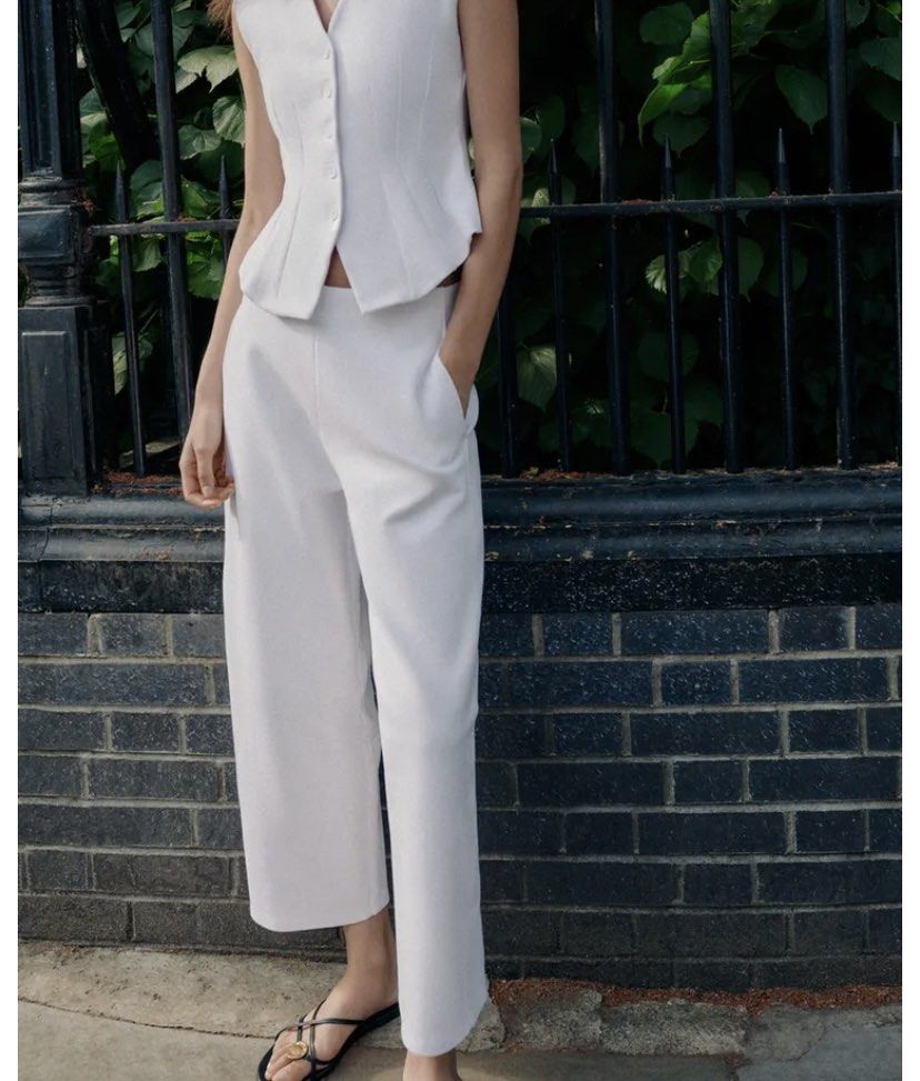 Zara white stretchy barrel pants (Category: Other Bottoms) located in Koronadal. Submitted by gstyledforless (Listing ID 1471080320, Image 2). Description: Small on tag, fits w27-28 BNWT.