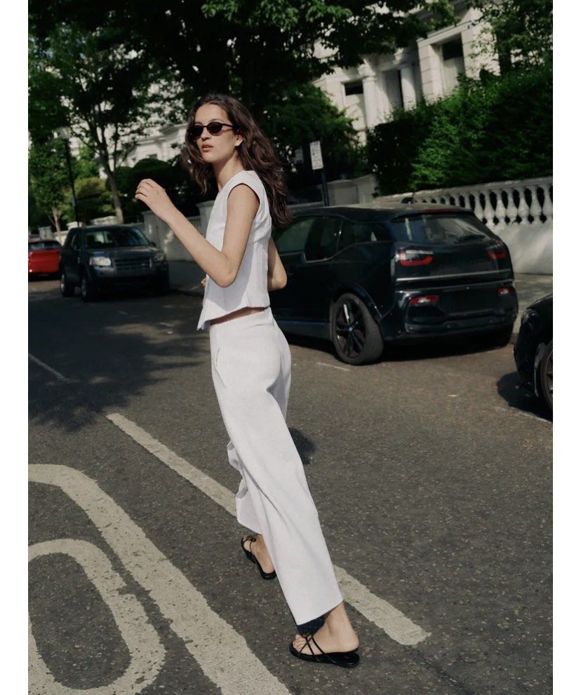 Zara white stretchy barrel pants (Category: Other Bottoms) located in Koronadal. Submitted by gstyledforless (Listing ID 1471080320, Image 3). Description: Small on tag, fits w27-28 BNWT.