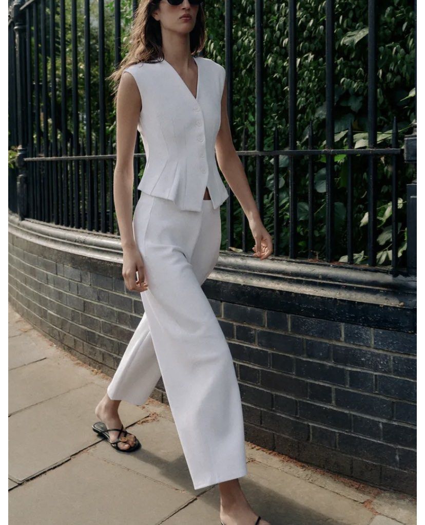 Zara white stretchy barrel pants (Category: Other Bottoms) located in Koronadal. Submitted by gstyledforless (Listing ID 1471080320, Image 1). Description: Small on tag, fits w27-28 BNWT.